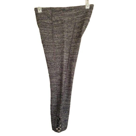 Women's Cropped Leggings Capri Cut Out Yoga Pants Small NWOT - Picture 4 of 8